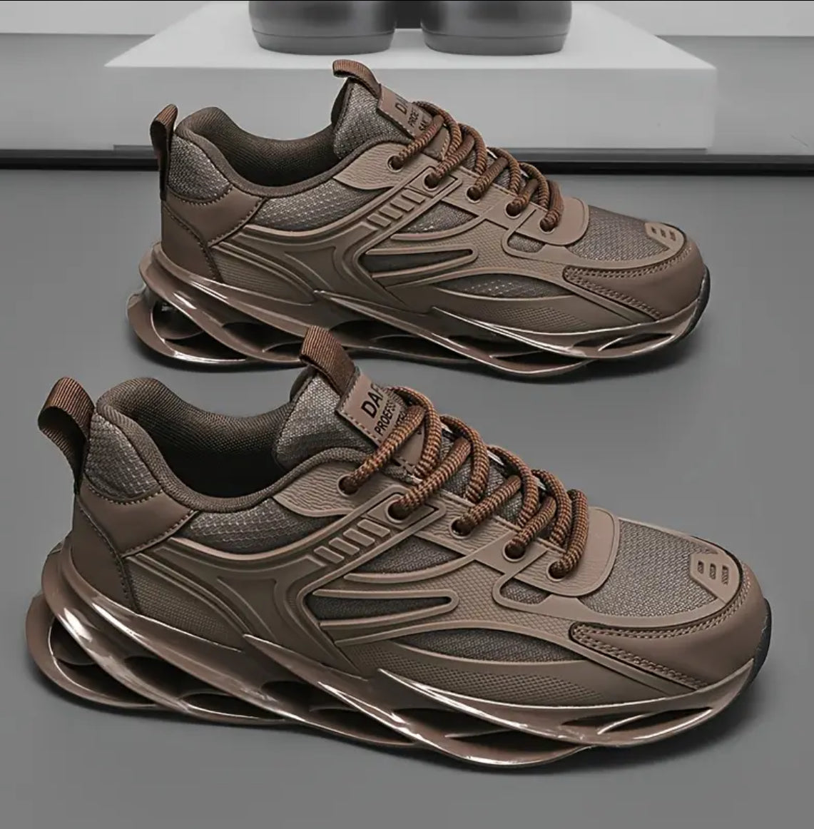 Men's Low-Top Sneakers - Lace-Up Sneakers in Black/Brown Breathable Fabric