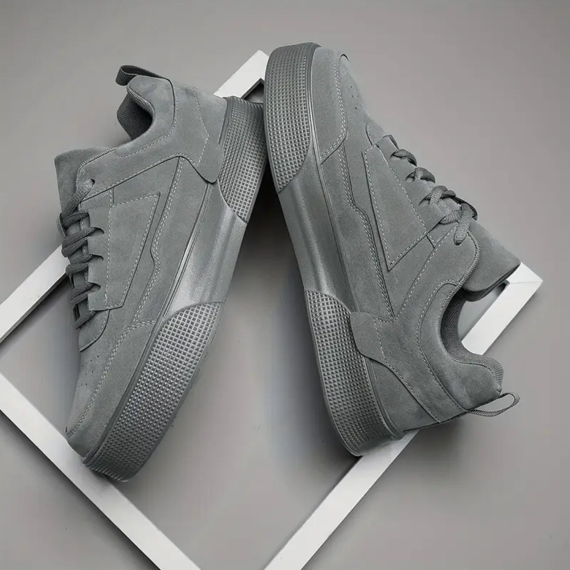 Men's Fashion Solid Color Low-Top Sneakers with Lace-Up Closure, Casual Street Style Thick Sole Shoes